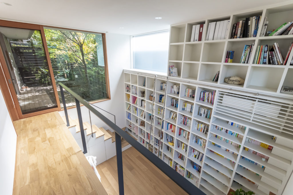 別荘地のように静かで緑に囲まれた家　緑と空の見える図書室でゆったりと本を読んで過ごす | Architecture | 100%LiFE-3