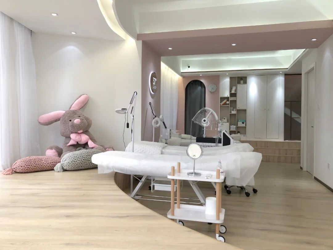 37°LADY 美肤中心 | 粉色与金色的视觉盛宴-29
