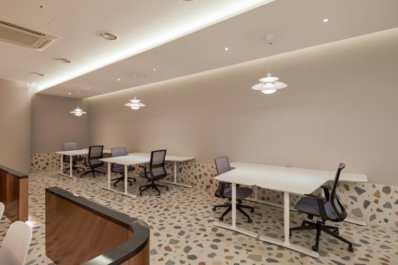 照明点缀的现代共享办公空间-21