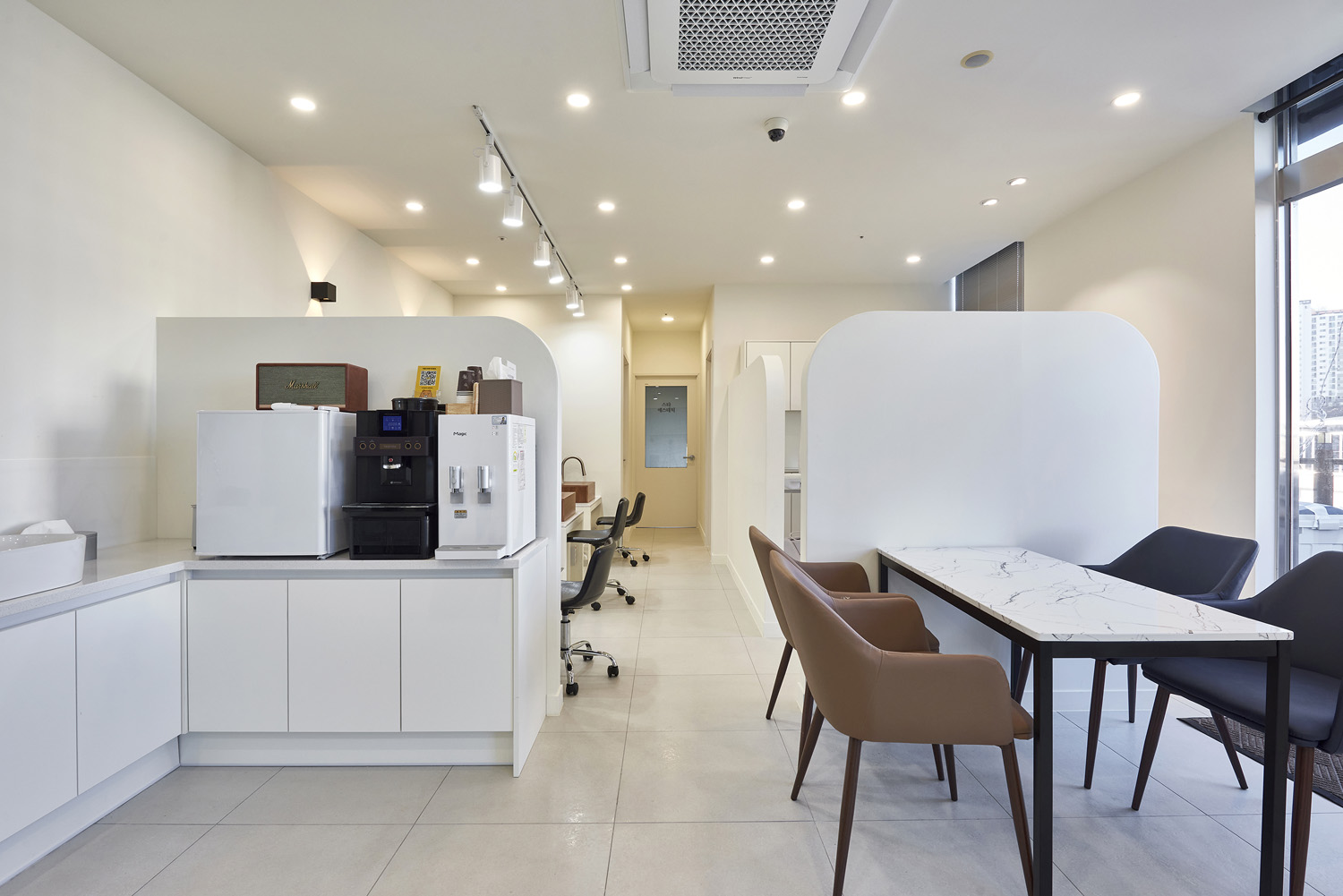 22 平米极简卧室，白色调的完美运用-4