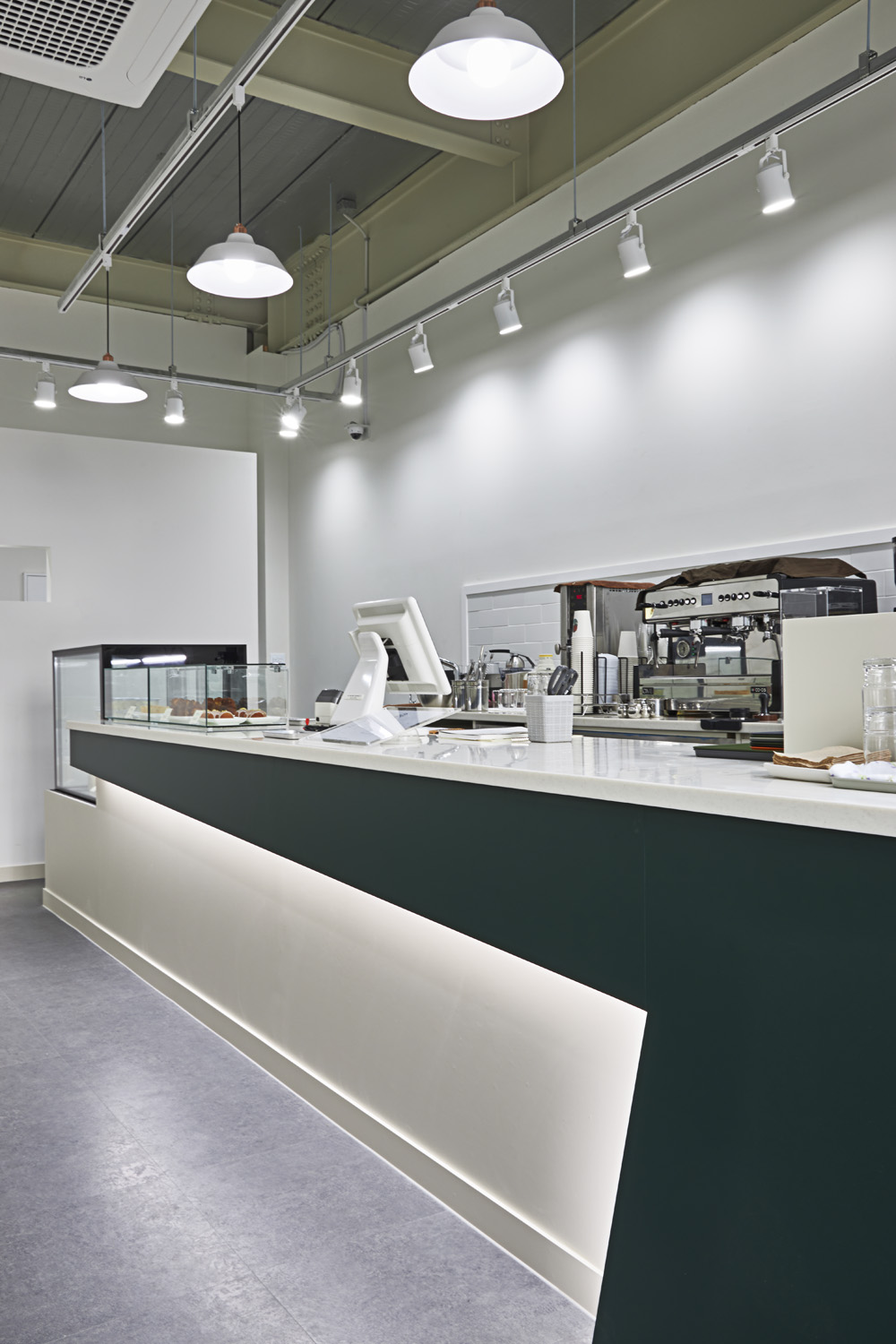 色彩点睛的 14 平米咖啡厅，打造温馨小空间-11