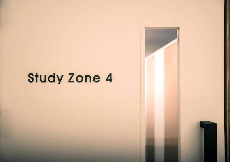 100 平米的白色与木质简约阅读空间-7