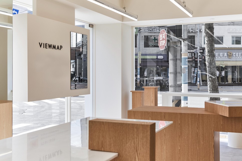 白色与木质，打造 15 平米眼镜店的极简魅力-10