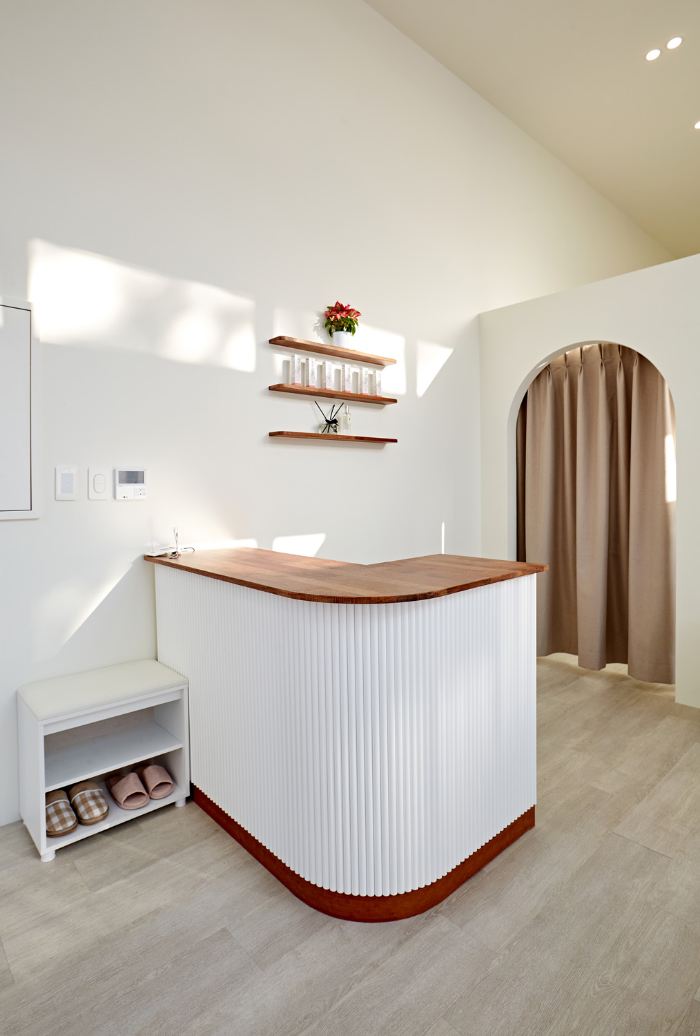 白色调的 11 层视听室，极简设计的完美呈现-13