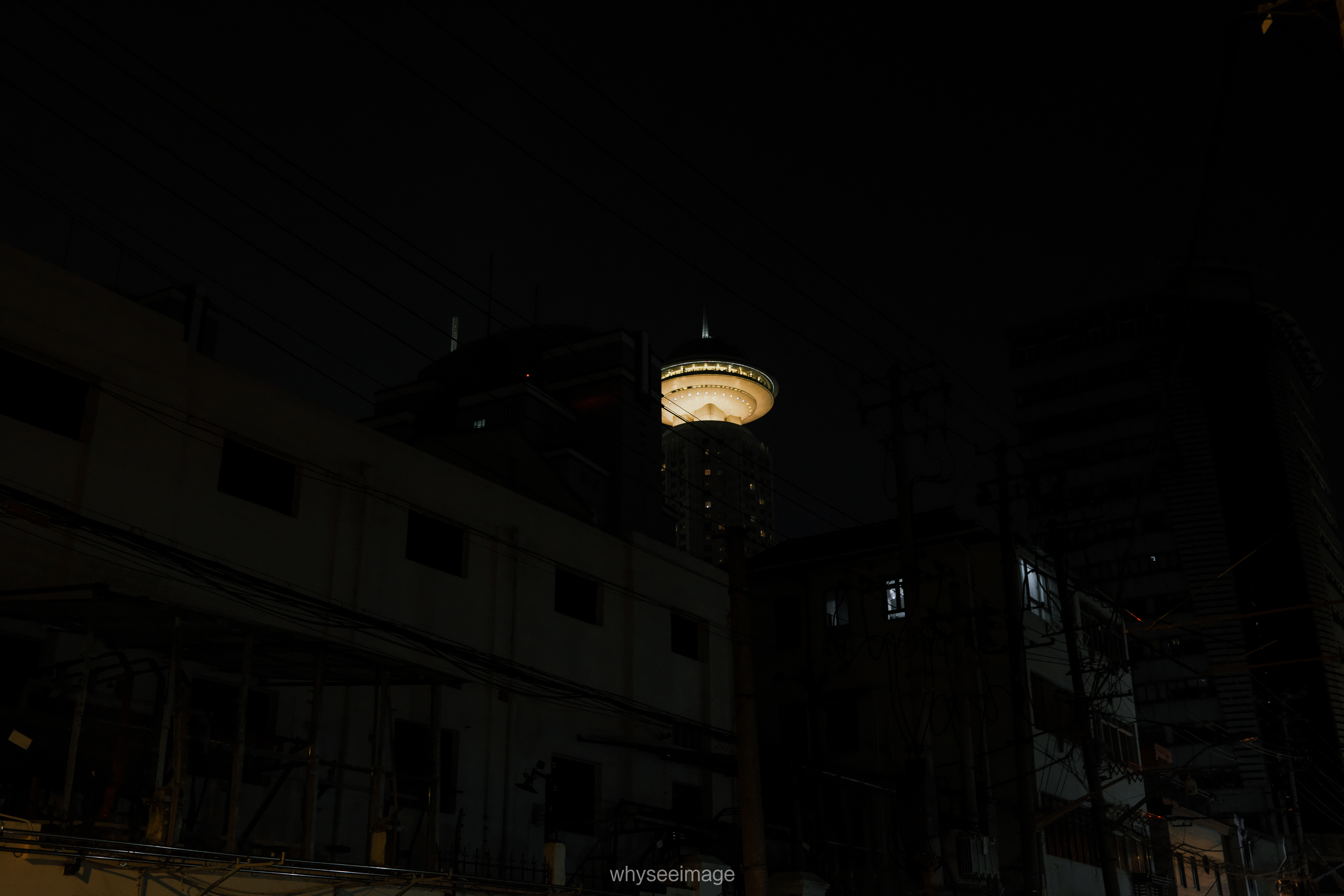 影子躺在地面上 · 不如回到街头丨中国上海丨whyseeimage-71