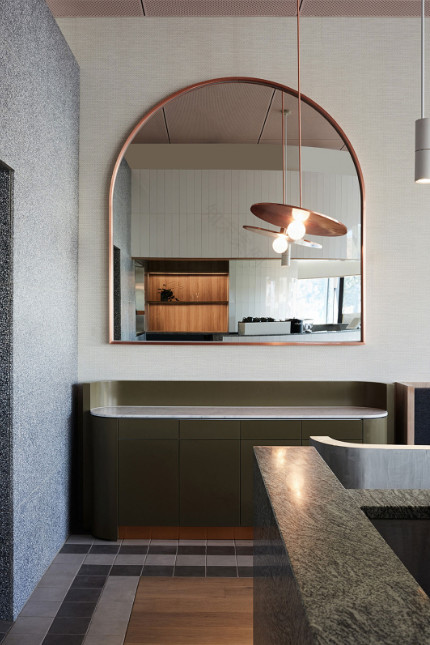 金色的;金黄色的;金的;金制的-43