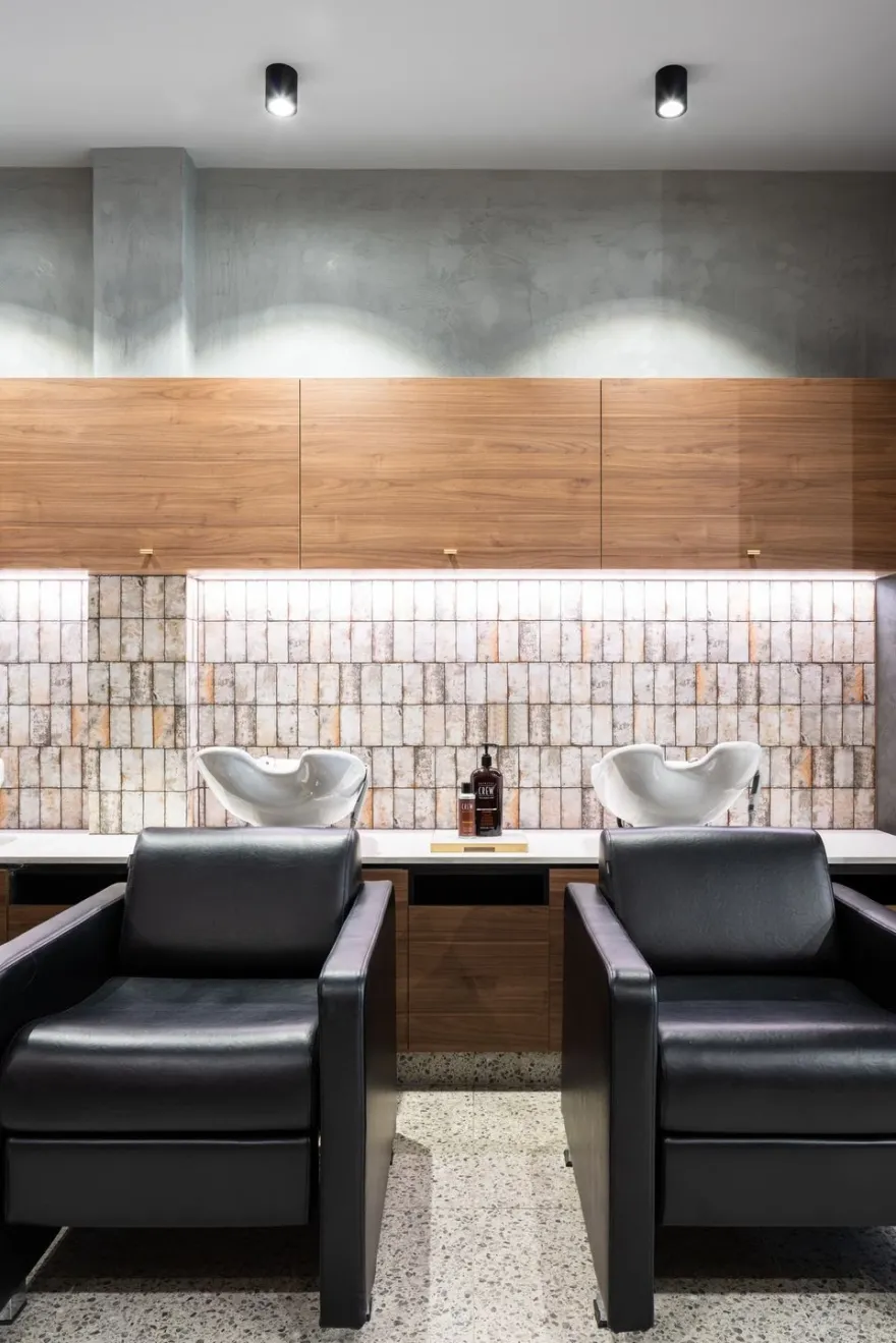 轮廓分明发型沙龙-32