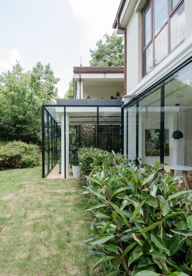 光影穿梭的现代宅院-16