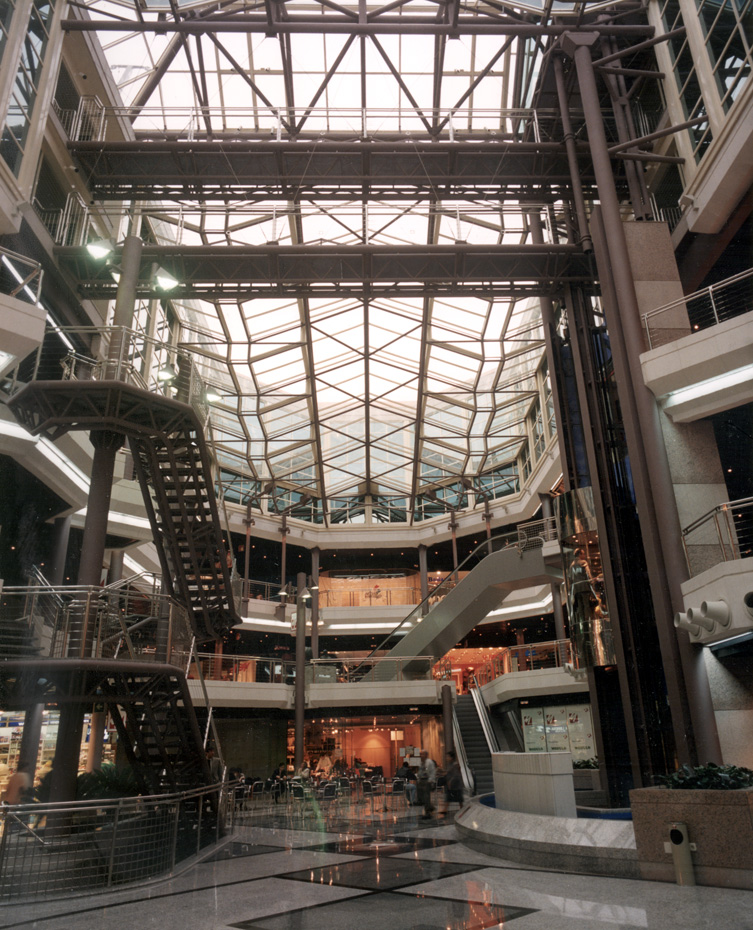 马德里购物中心光影设计营造都市广场氛围-8