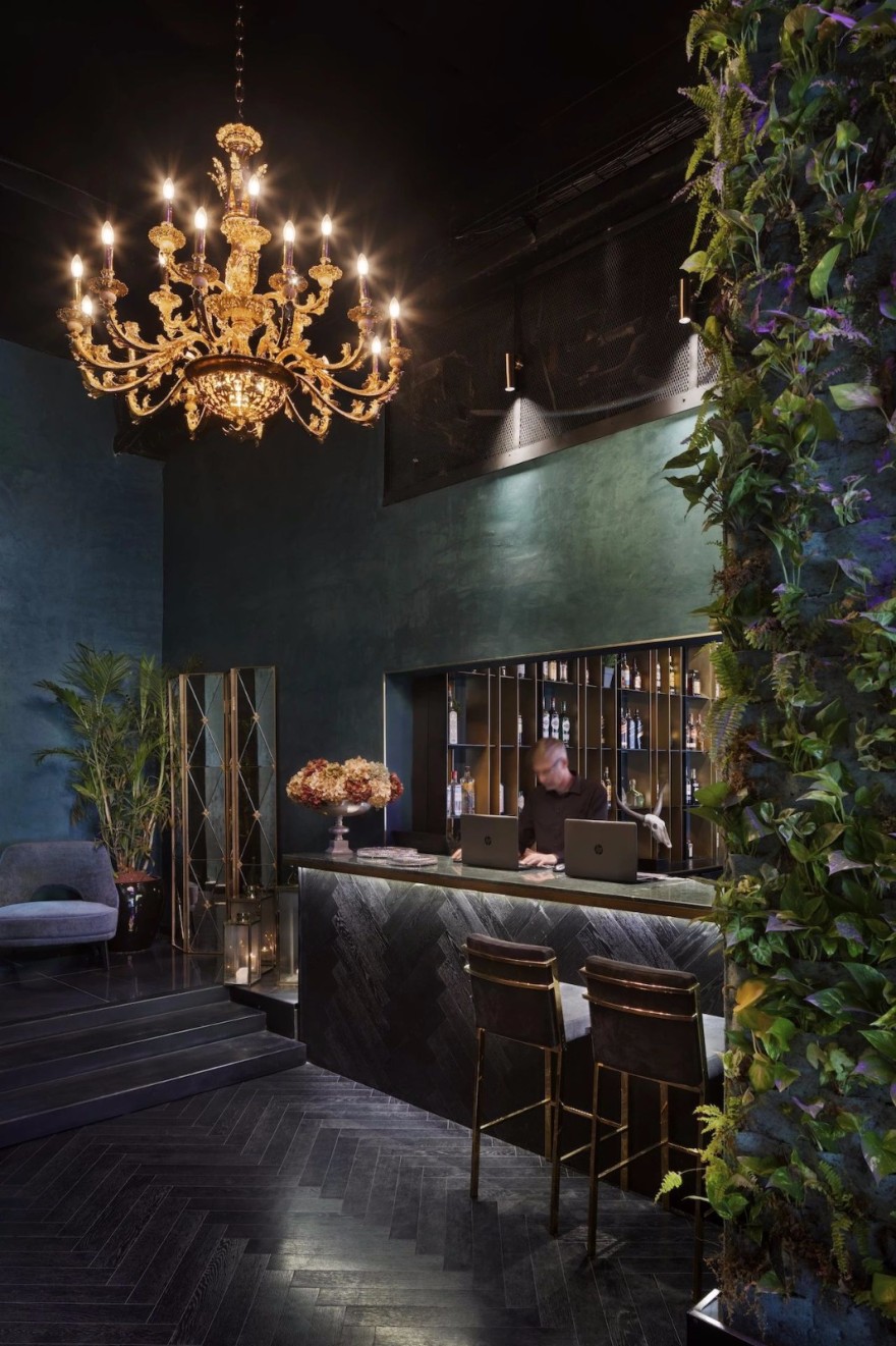 布朗酒店的灯塔-14