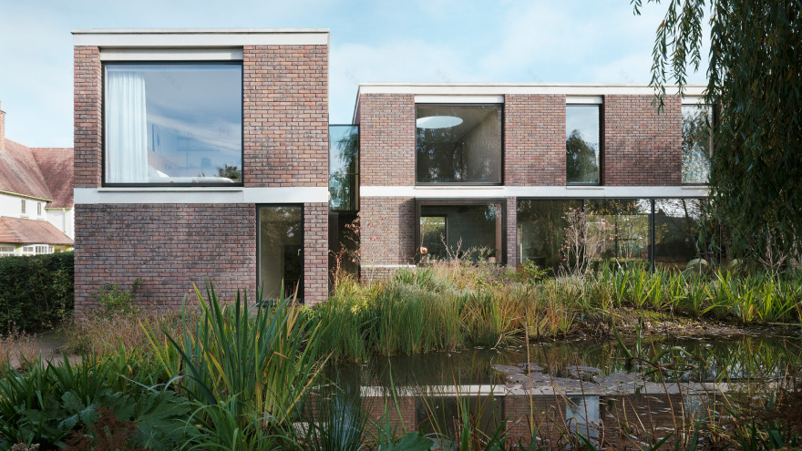 英国 Blee Halligan 建筑事务所打造“Derwent Valley Villa” | 室内外和谐共生,绿意盎然-0