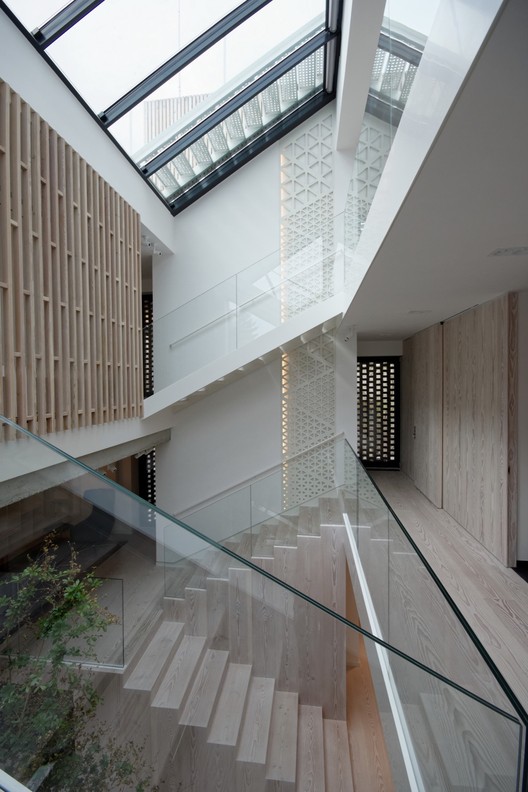 罗马尼亚四口之家垂直住宅，自然材料与光影共舞-7