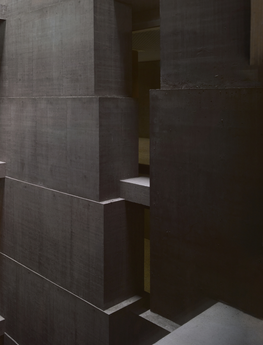 混凝土石板下的内向空间 | Valerio Olgiati 的巴洛伊保险办公大楼-13