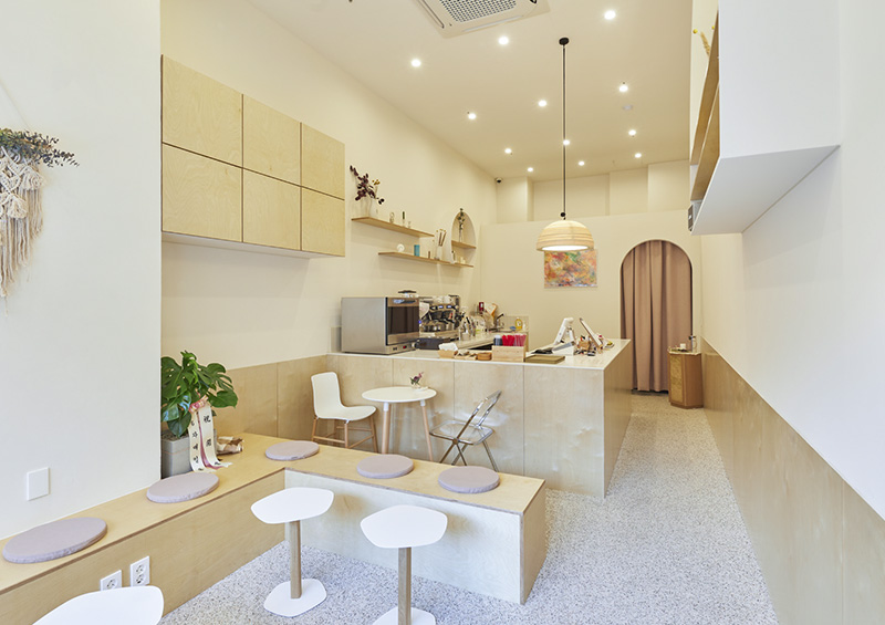 白色与木纹的极简设计 | 10 平米咖啡厅-6