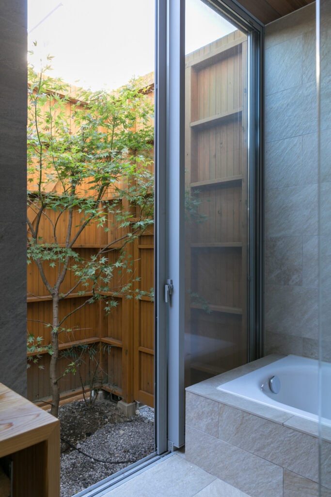 薪ストーブのあるピットリビング　外とのつながりがくつろぎを生む “共有”の空間と時間を作る家 | Style of Life | 100%LiFE-8