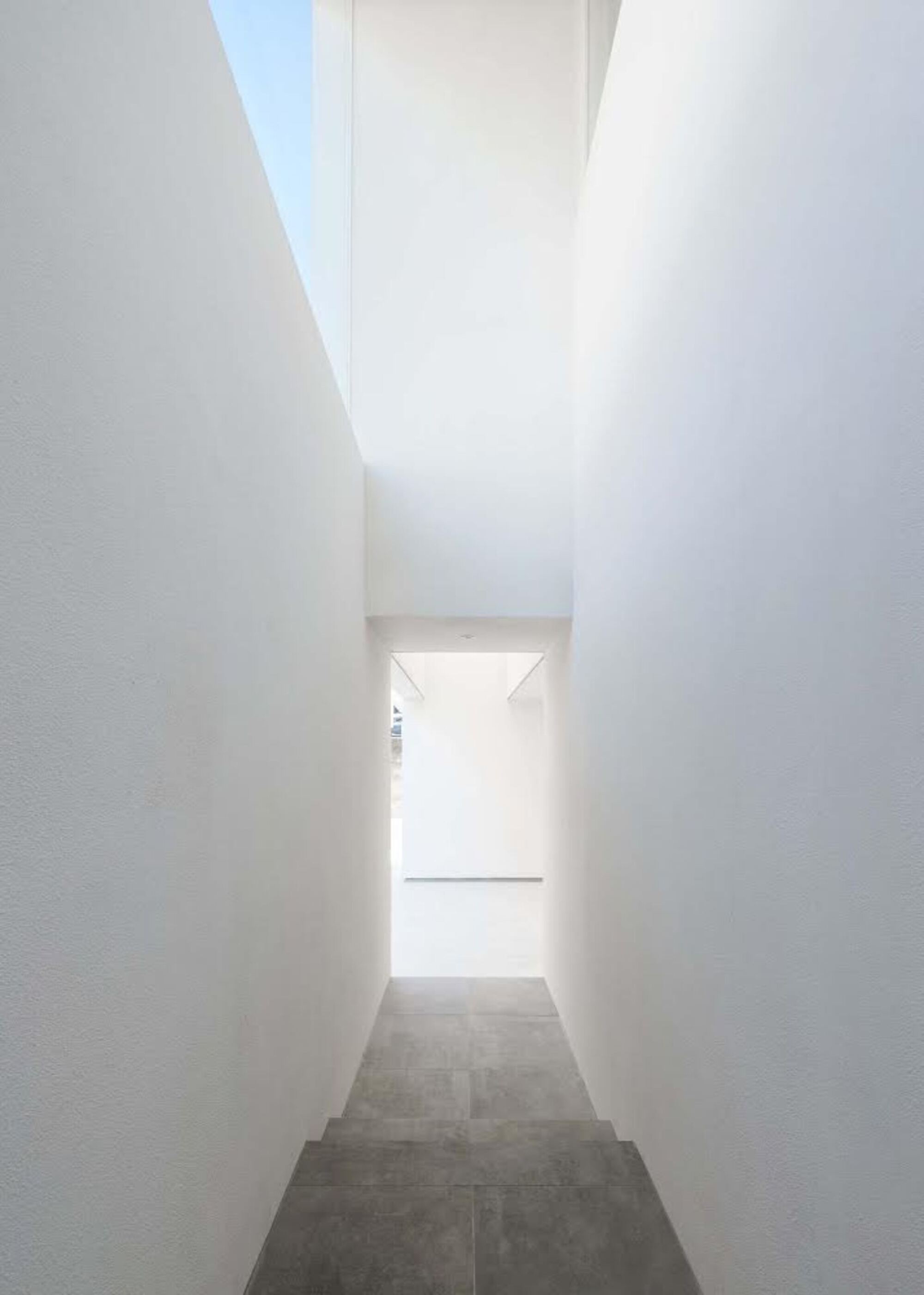 House With Eight Light Courtyards / ha-28