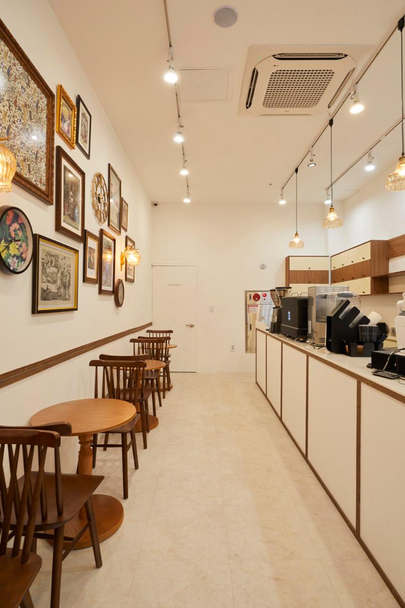 首尔白色&木纹 8 坪咖啡厅 内外兼修的设计魅力-11