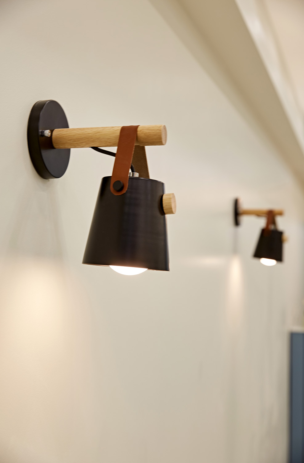 蓝色点缀的白色美容院设计-14