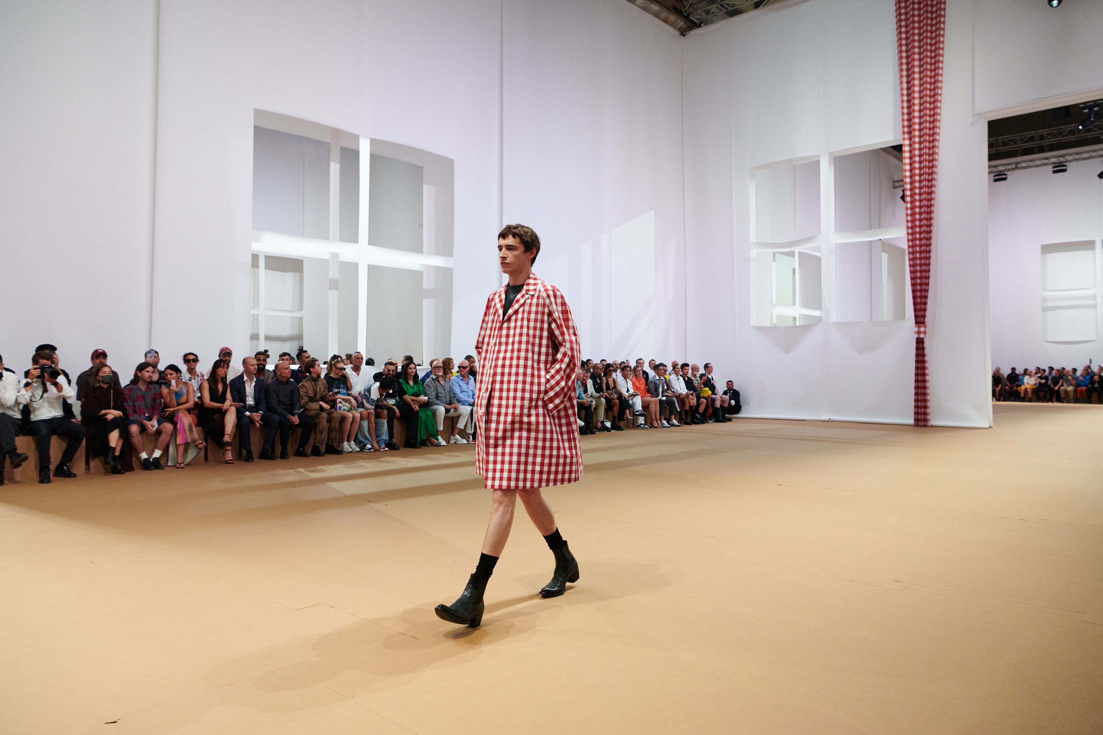 2023 春夏米兰 Prada 秀场 · 抽象纸屋空间-1