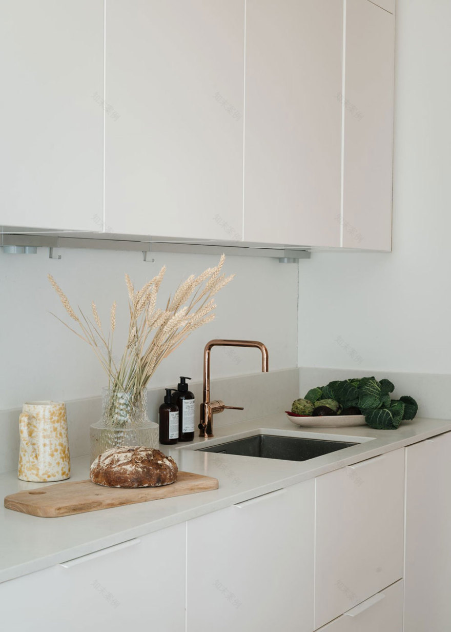 北欧风格瑞典公寓,温馨明亮的湾窗设计-10