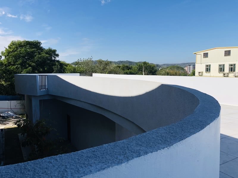 山峦校园中的有机弧线厕所设计-9