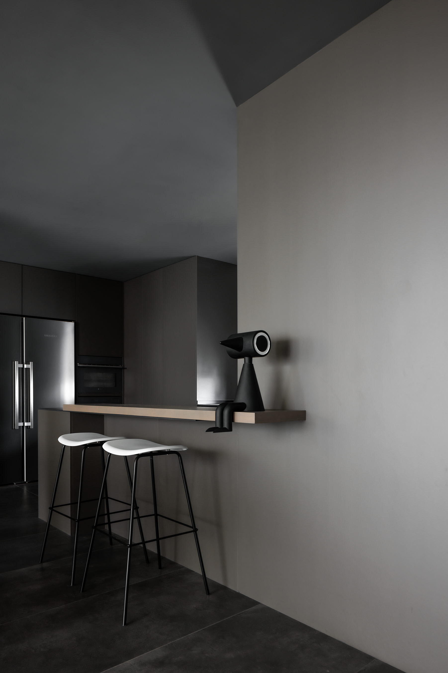 酷但“居家”,隐形收纳+“大平层”视野,无短板全能型暗调极简丨中国上海-53