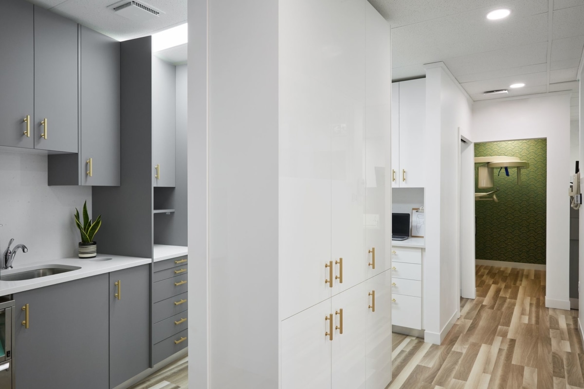 Destination Dental 牙科诊所设计丨加拿大丨Reena Sotropa In House Design Group-19