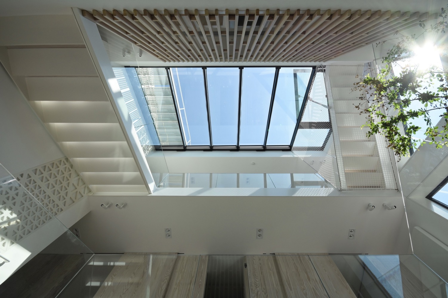 罗马尼亚四口之家垂直住宅，自然材料与光影共舞-32