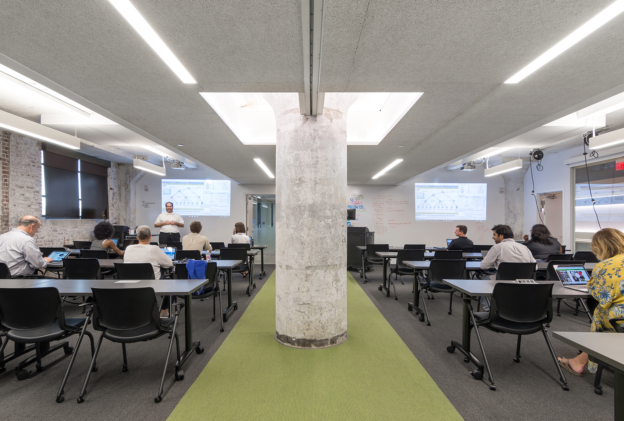 Tech901 办公空间 | 混凝土长桌与实木元素打造的协作中心-21