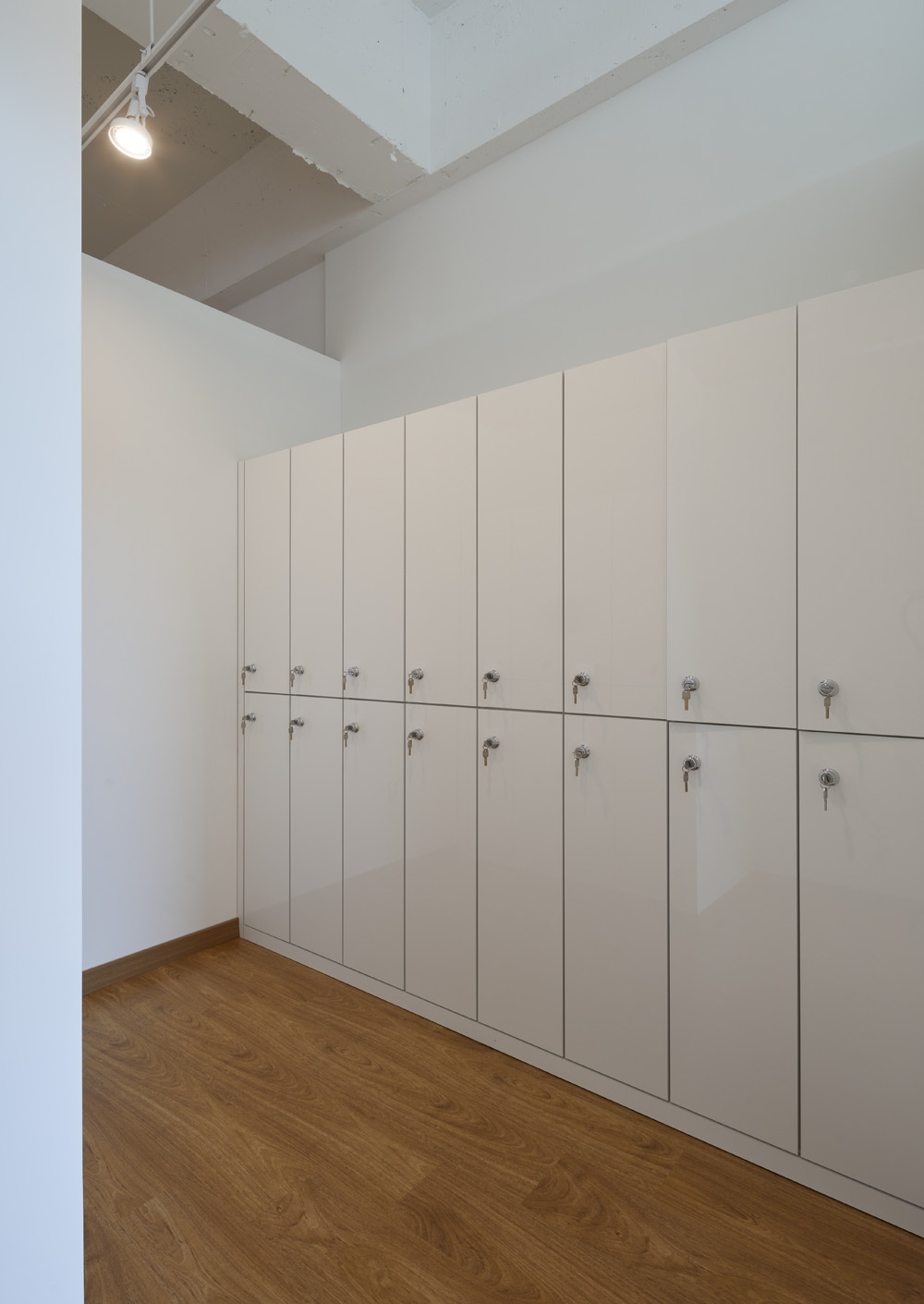 白色与木质的碰撞 | 50 平米瑜伽空间的极简设计-22