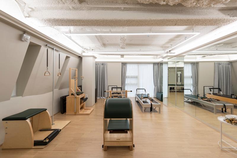 简约 37 坪白色与木质调的明亮健身房设计-9