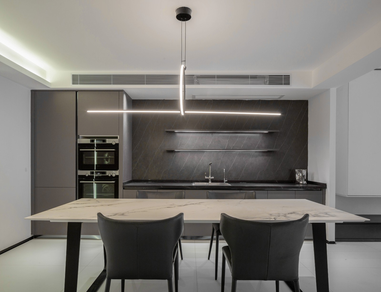 琐碎空间大改造 | 220 平经典现代风设计，灯光与质感的完美结合-17