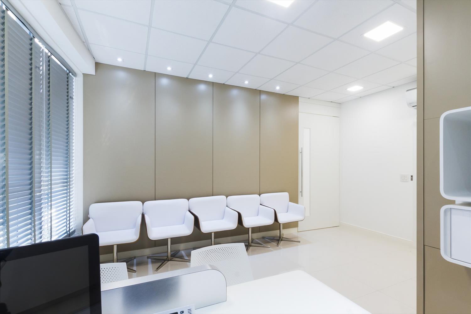 巴西 Alisson Bresciani 诊所 · 温馨舒适的医疗空间设计-3