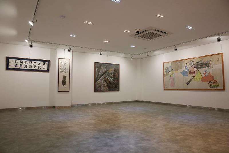 极简画廊空间，打造温馨艺术氛围-5