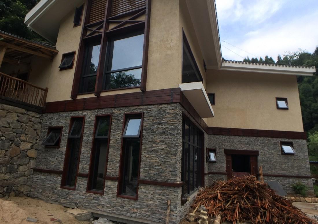 依山而立的雯雯之家 | 原木与化石的纯净邂逅-9