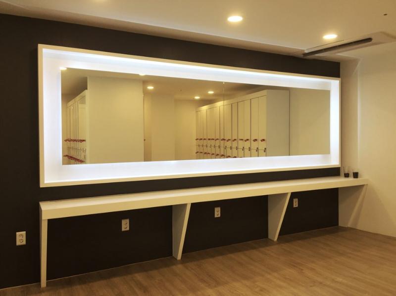 简约时尚的白钢健身房-14