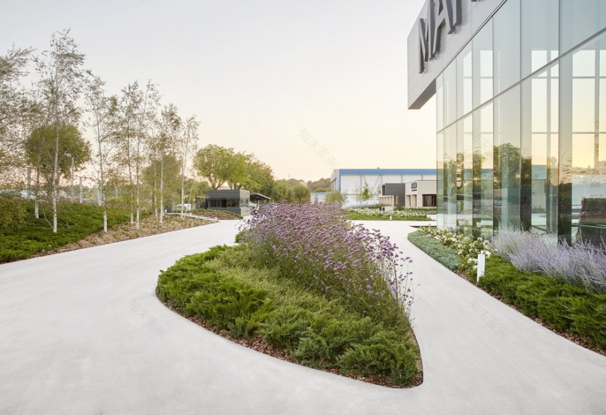 绿意盎然的多功能景观空间——MANGO 设计中心巴塞罗那景观项目-37