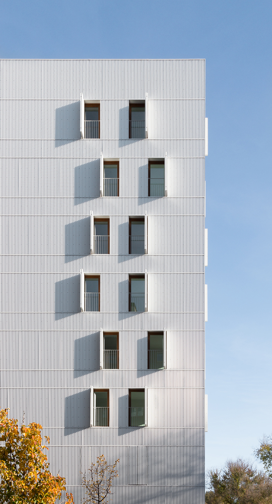 Madrid Adelfas 98 绿色住宅大楼，双体积设计优化自然光-40