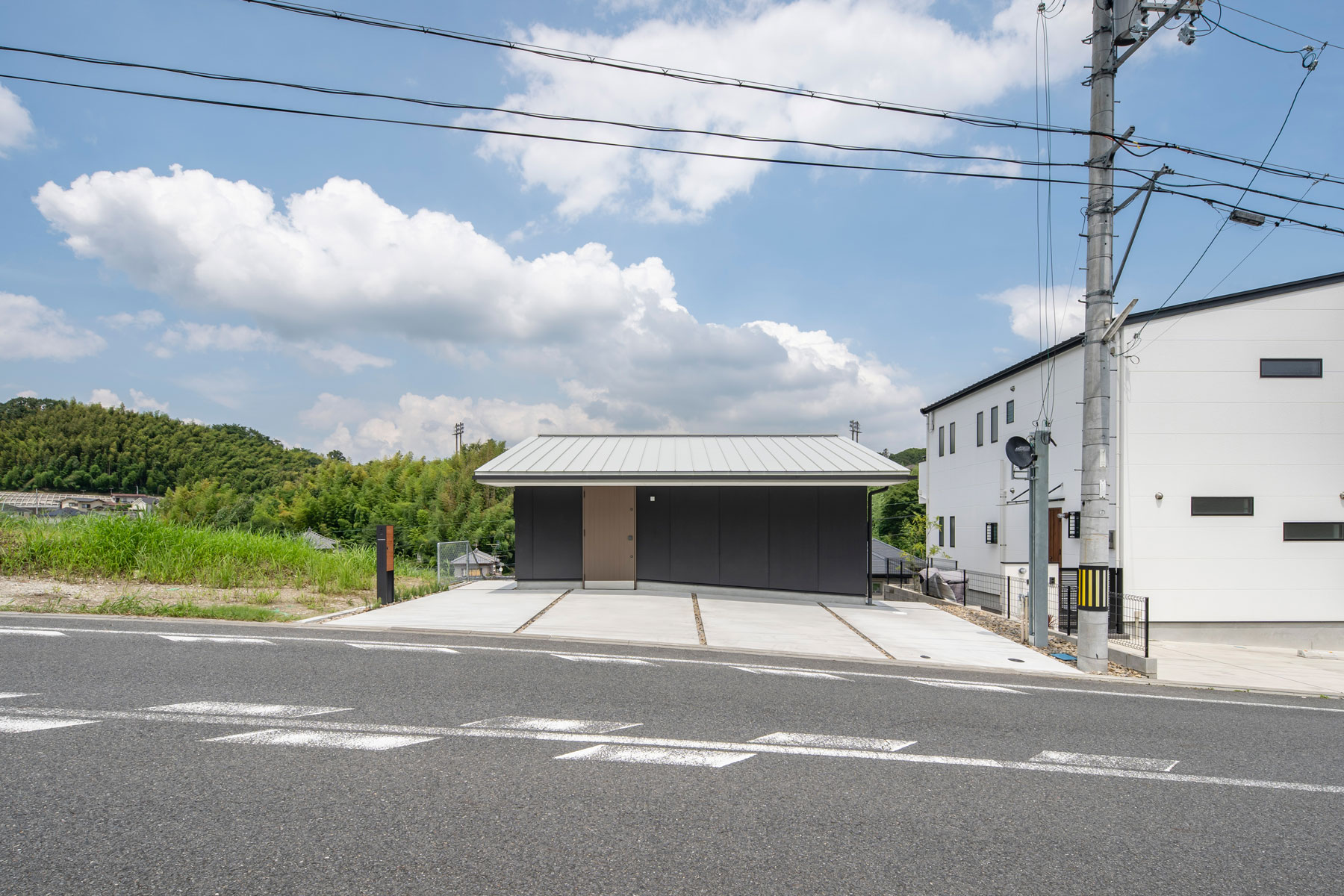 山形坡地上的雅致居所——山本洋平设计的三功能屋顶-2