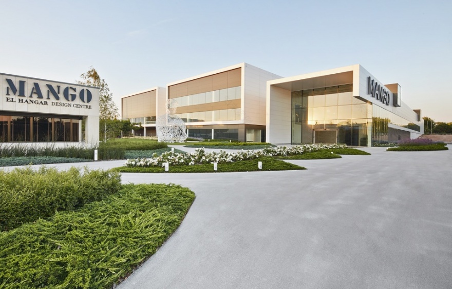 绿意盎然的多功能景观空间——MANGO 设计中心巴塞罗那景观项目-17