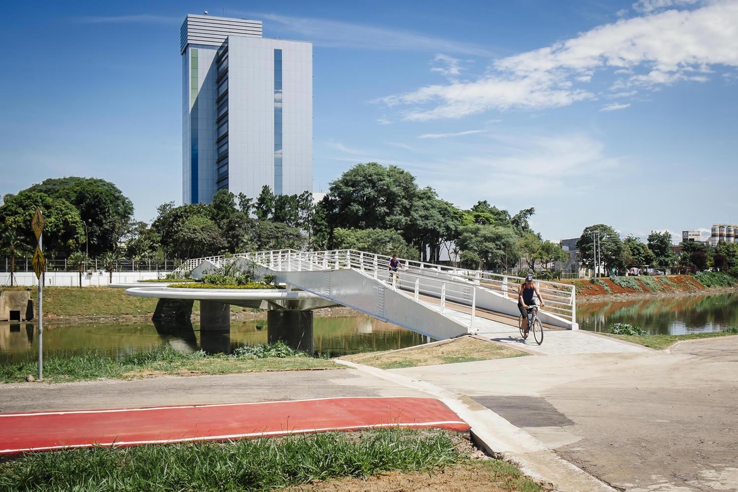 Guarapiranga 运河上的浮动环形 passarela-8