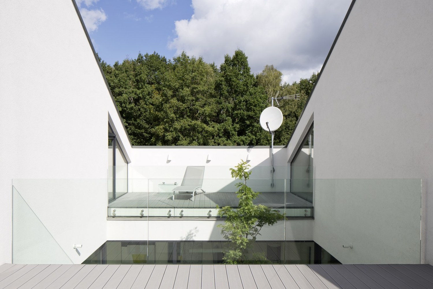 波兰南部森林中的现代简约住宅-23