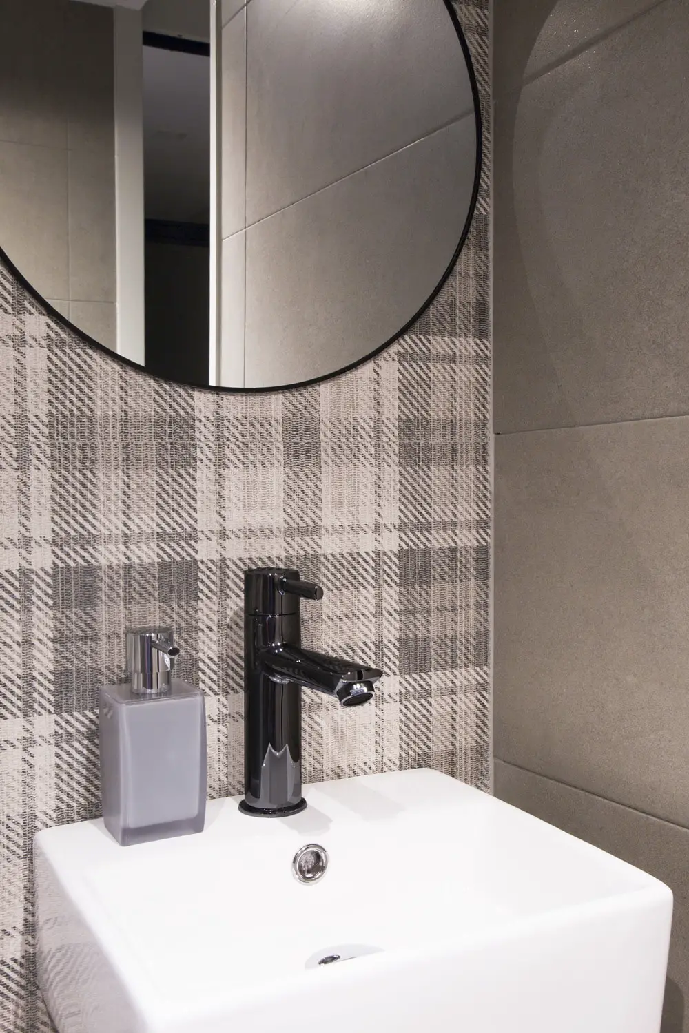 黑沙风格装点巴塞罗那家庭公寓-20