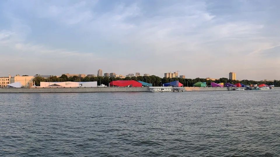 2020 俄罗斯创意产业节展亭 | 色彩缤纷的滨水空间-11
