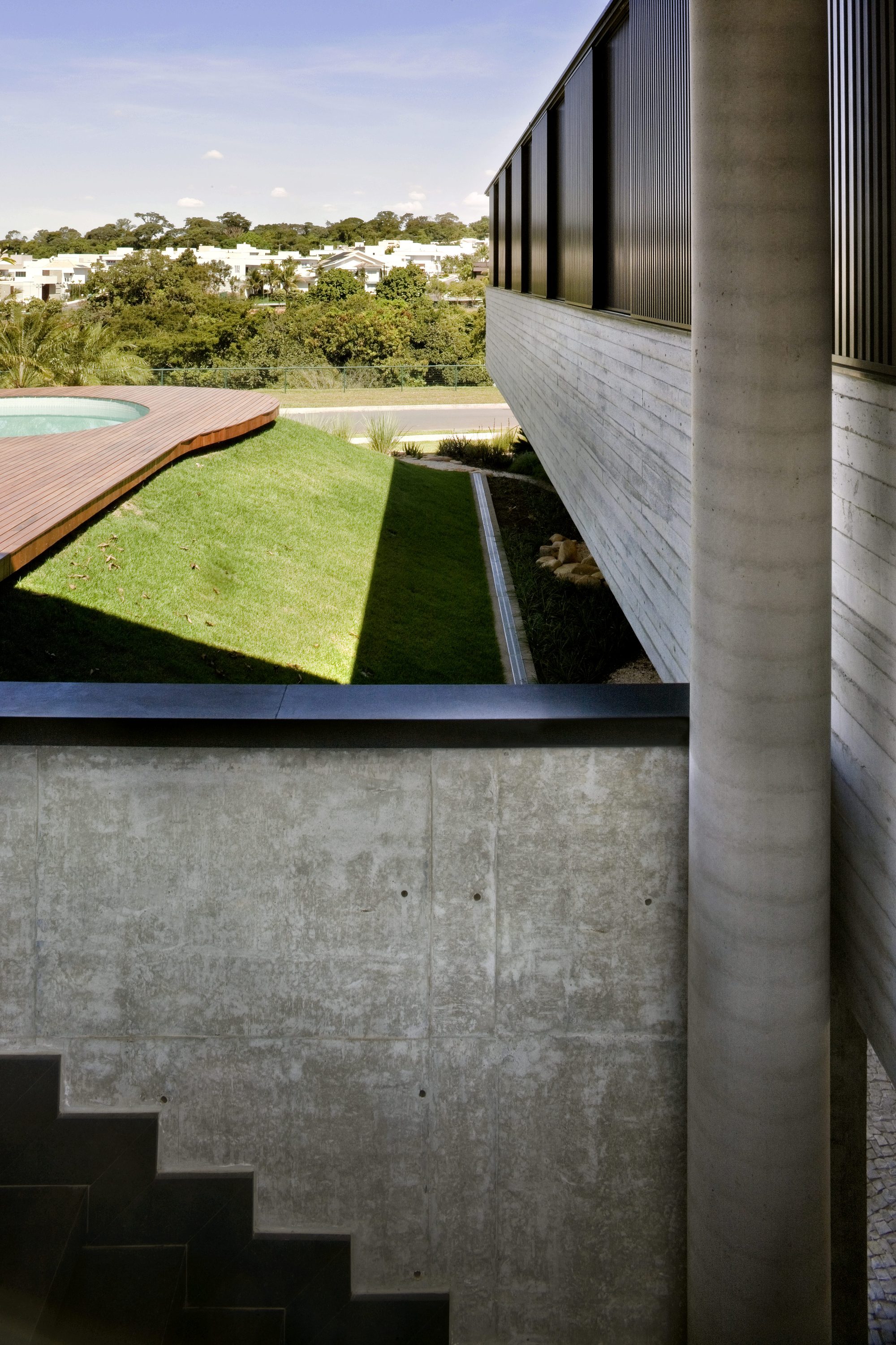 巴西 Goiânia 别墅 | “攀爬之屋”融入自然,展现个性-11