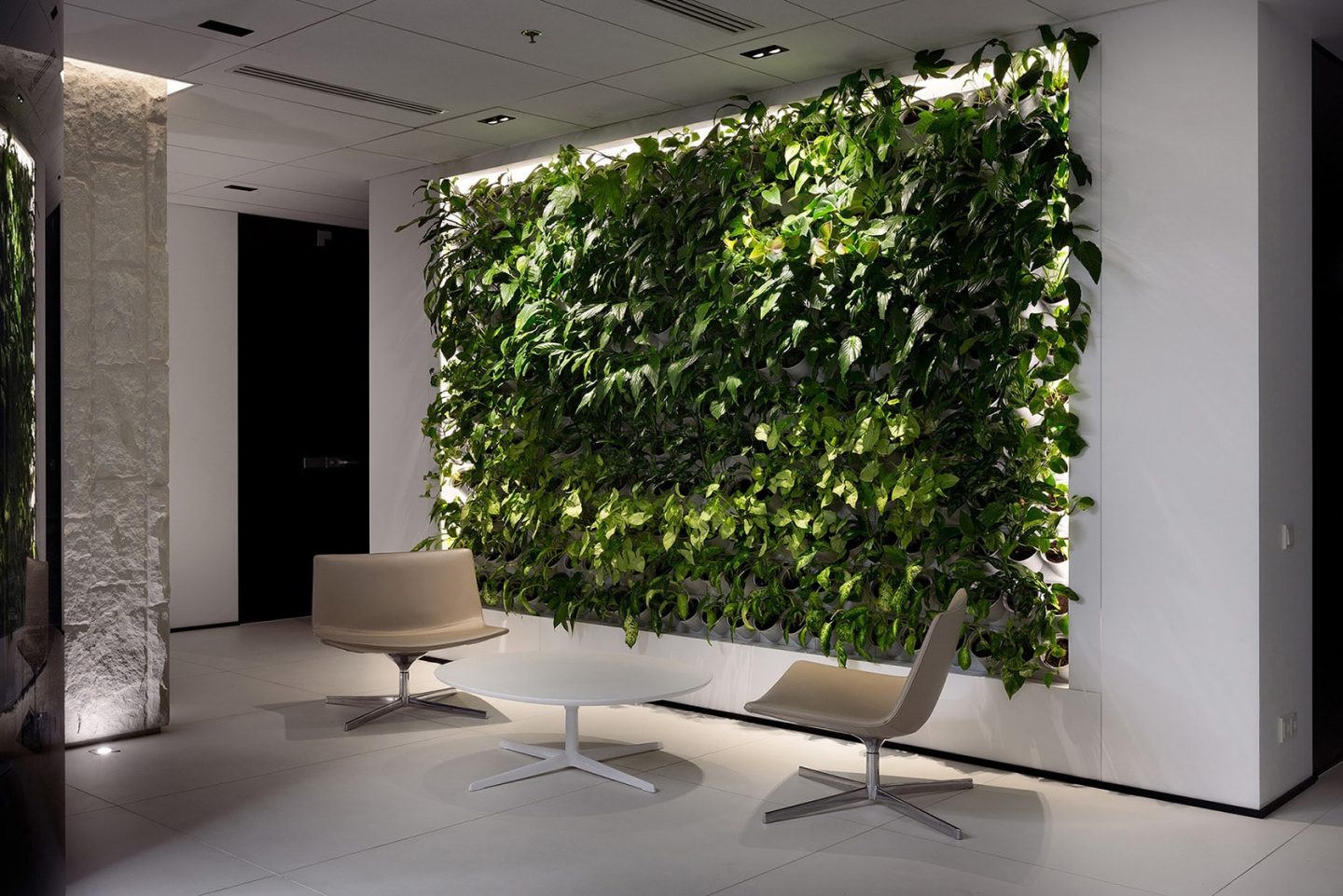 鑫伟办公室

注：鑫伟是根据拼音推测的可能人名或公司名等专有名词，如果有其他背景信息可提供更准确的翻译 丨乌克兰基辅丨MONO Architects-30