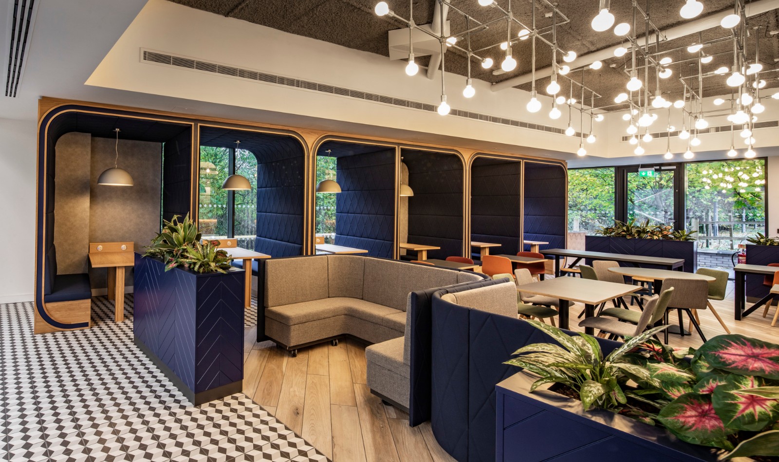 英国Radius支付解决方案办公室  SpaceInvader-3