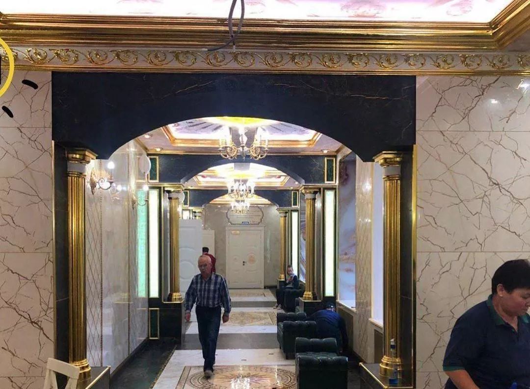 史上最壕小学！亿万土豪爆改母校，画风秒变皇宫！学生哭了，家长坐不住了......-72