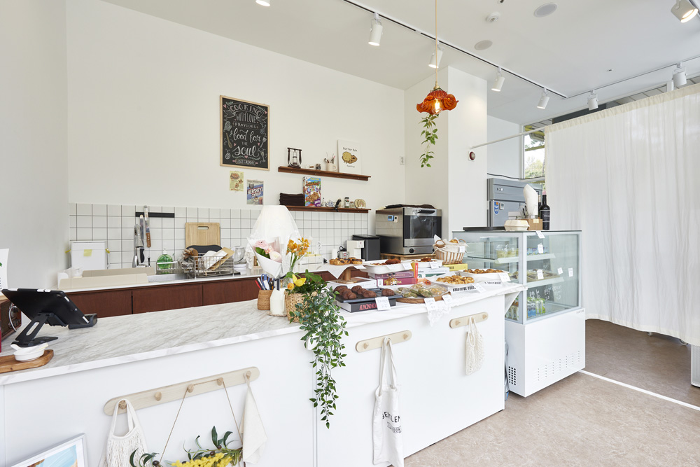 白色与木质，简约的 7 平小咖啡厅设计-4