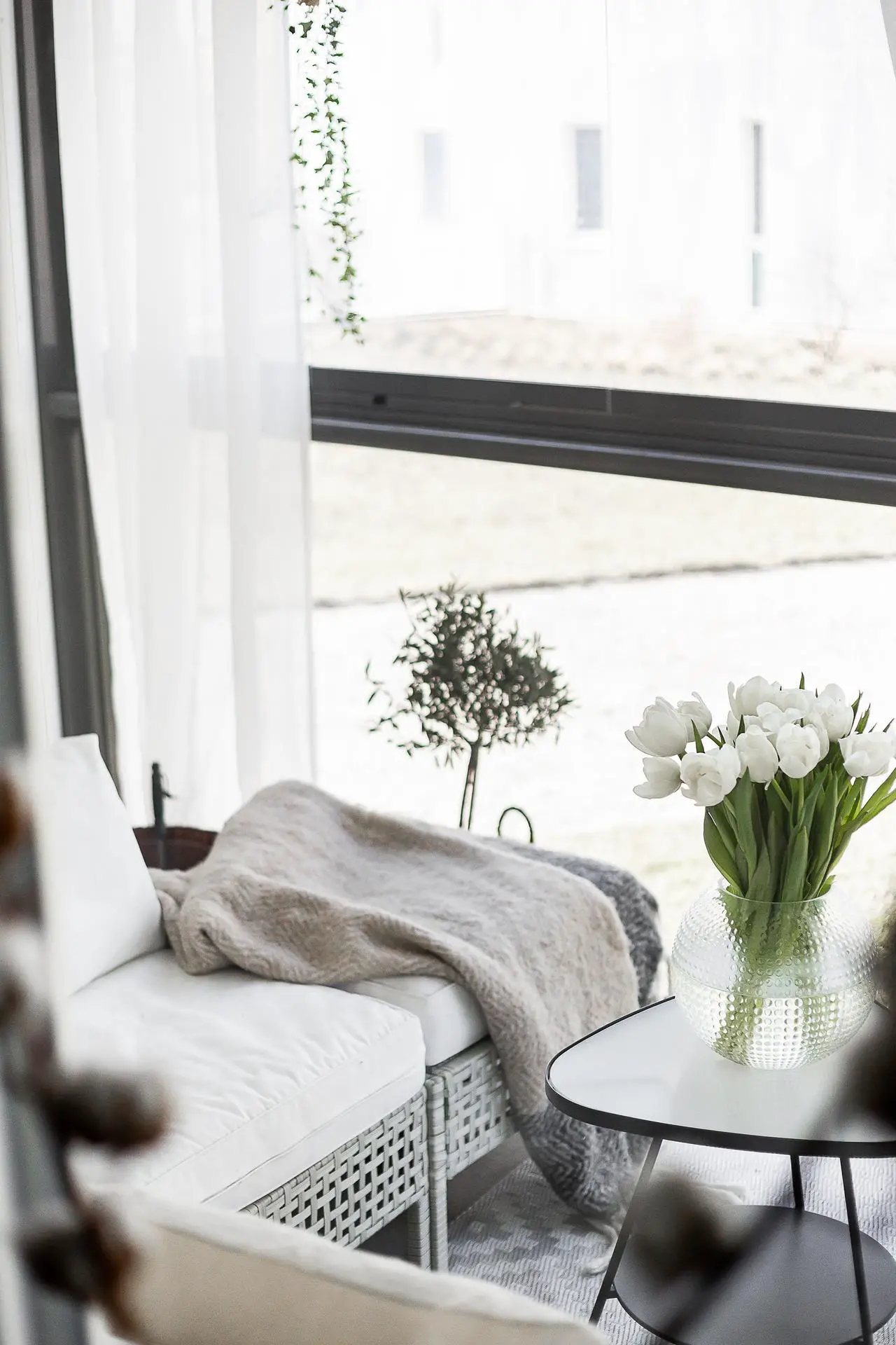 黑白灰打造时尚简约的 20 平米小阳台-5